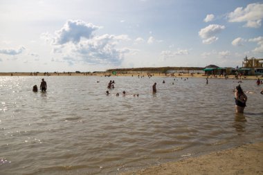 Arabat tükürük, Ukrayna - 23 Ağustos 2017: Bilinmeyen insanlar tuz gölde yıkanmak. Su göle kompozisyonu Dead Sea aynıdır.