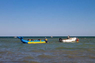 Genichesk, Ukrayna - 25 Ağustos 2017: bilinmeyen insanlar Azov Denizi'nde eğleniyor. Yaz tatillerini