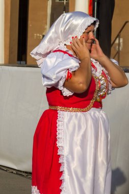 Genichesk, Ukrayna - 26 Ağustos 2017: Ulusal Kültür Festivali sırasında geleneksel Çek elbiseli olgun kadın Tavriyska rodyna (Tavria Ailesi)