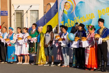 Genichesk, Ukrayna - 26 Ağustos 2017: İnsanlar Festivali ulusal kültür Tavriyska rodyna (Tavria aile sırasında geleneksel giyim)