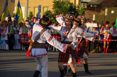 Genichesk, Ukrayna - 26 Ağustos 2017: Ulusal Kültür Festivali sırasında Ukrayna 'da geleneksel giyinmiş dansçılar Tavriyska rodyna (Tavria Ailesi))