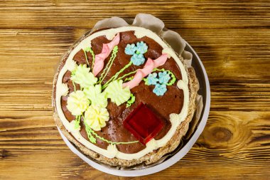 Kremalı, fındıklı ve ahşap masadaki karton kutuda kremalı Kiev keki. Üst görünüm