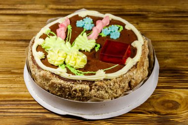 Kremalı, fındıklı ve ahşap masadaki karton kutuda kremalı Kiev keki.