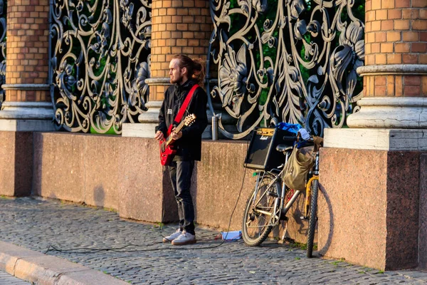 Санкт Петербург Россия Июня 2019 Года Местный Уличный Музыкант Играет — стоковое фото
