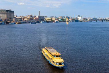 Kiev, Ukrayna - 28 Temmuz 2018: Kiev 'deki Dinyeper nehrinde seyahat eden turist gemisi