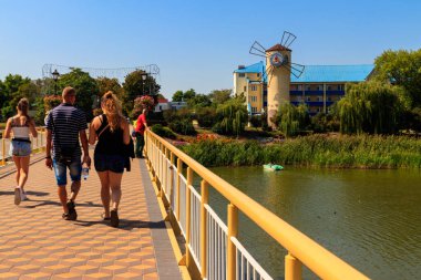 Myrhorod, Ukrayna - 26 Ağustos 2018: Khorol nehri üzerindeki yaya köprüsü üzerinde yürüyen bilinmeyen insanlar