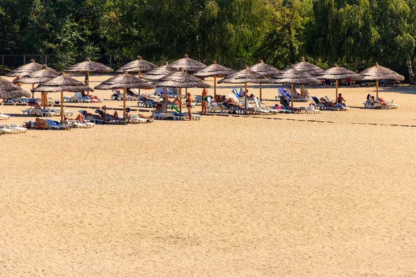 2018年8月26日 乌克兰米罗霍洛德 不明身份的人在沙滩上的遮阳伞下晒太阳 — 图库照片