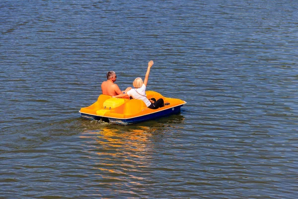 Myrhorod Ukraine August 2018 Menschen Auf Tretbooten Auf Dem Fluss — Stockfoto