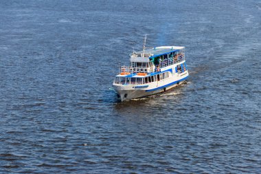 Kiev, Ukrayna - 28 Temmuz 2018: Kiev 'deki Dinyeper nehrinde seyahat eden turist gemisi