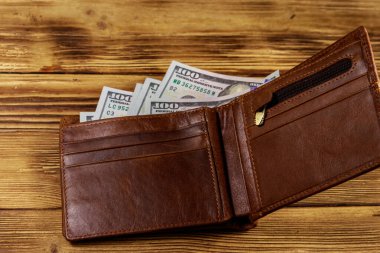 Ahşap masa üzerinde Amerikan doları ile açılan cüzdan