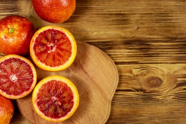 Tahta masada kırmızı kan portakalları