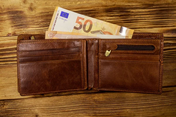 Euro Bankjegyekkel Ellátott Mobiltárca Megnyitása Fából Készült Háttéren — Stock Fotó