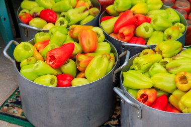 Büyük tavalarda soyulmuş dolmalık biber. Konserve ya da yemek hazırlama