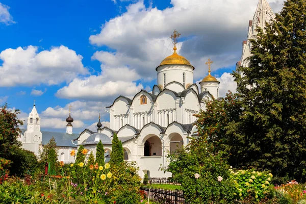 Rusya, Suzdal 'daki şefaat katedrali (Pokrovsky) manastırı. Rusya 'nın altın yüzüğü