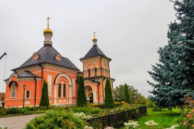 Optina Manastırı 'nın şekil değiştirme tapınağı. Optina Pustyn (tam anlamıyla Opta 'nın inzivası) Rusya' nın Kozelsk kenti yakınlarında bulunan bir Doğu Ortodoks manastırı.