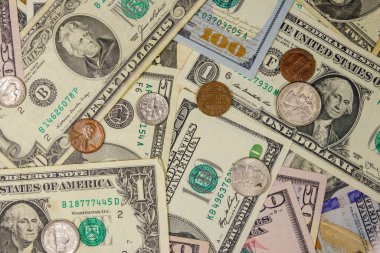 Farklı Amerikan dolarlarının geçmişi, banknotlar ve paralar.