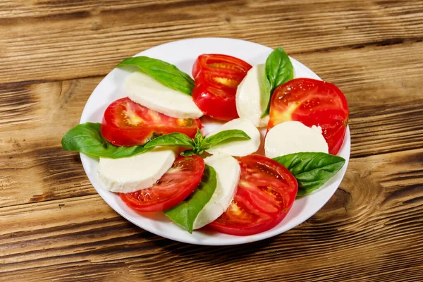 Salade Caprese Italienne Aux Tomates Fromage Mozzarella Basilic Sur Une — Photo