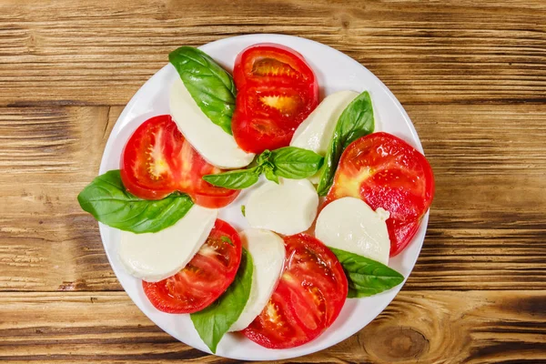 Salade Caprese Italienne Avec Tomates Fromage Mozzarella Basilic Sur Une — Photo