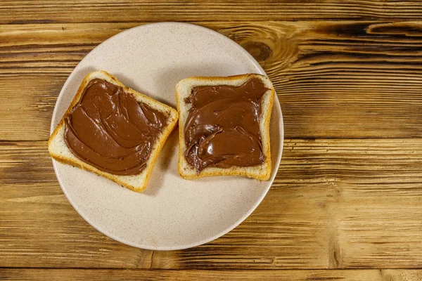 Két Szelet Kenyér Finom Csokis Mogyoróval Fából Készült Asztalra Terítve — Stock Fotó