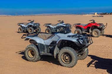 Mısır 'daki Arap çölünde safari gezileri için ATV motorsikletleri.