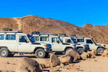 Mısır 'ın Hurghada yakınlarındaki Arap çölündeki Bedevi köyünde arazi araçları.