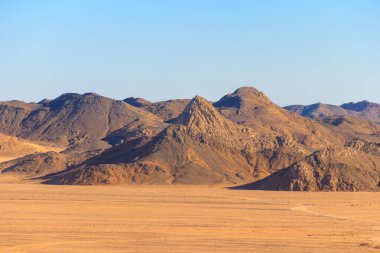 Mısır 'daki Arap çölü ve dağ sıraları Kızıl Deniz Tepeleri manzarası