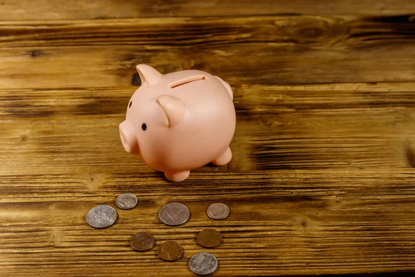 Banco Piggy Rosa Moedas Americanas Mesa Madeira Conceito Poupança Dinheiro — Fotografia de Stock