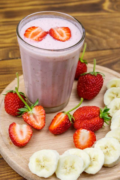 Egy Pohár Friss Epres Banános Smoothie Fából Készült Asztalon — Stock Fotó