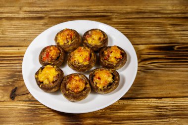 Kıyma, mantar, kırmızı biber, soğan ve peynirle doldurulmuş mantarlar.