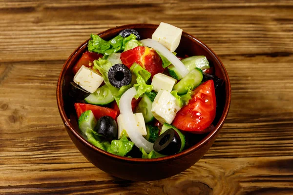 Salada Grega Com Legumes Frescos Queijo Feta Azeitonas Pretas Mesa — Fotografia de Stock