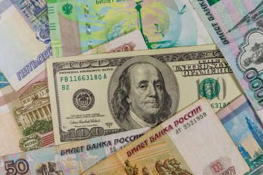 Rus Rublesi banknotlarının arka planında 100 dolarlık banknot