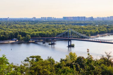 Ukrayna 'nın Kiev kentindeki Dinyeper nehri üzerindeki yaya köprüsüne bak.