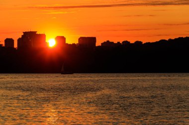 Ukrayna, Kiev 'de bir nehrin üzerinde turuncu gün batımı