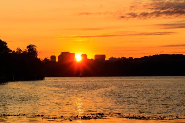 Ukrayna, Kiev 'de bir nehrin üzerinde turuncu gün batımı