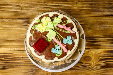 Kremalı, fındıklı ve ahşap masadaki karton kutuda kremalı Kiev keki. Üst görünüm