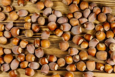 Ahşap bir masa üzerinde fındık yığını