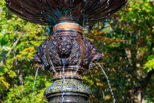 キエフの都市公園ウラジーミル ヒルで噴水 ウクライナ — ストック写真