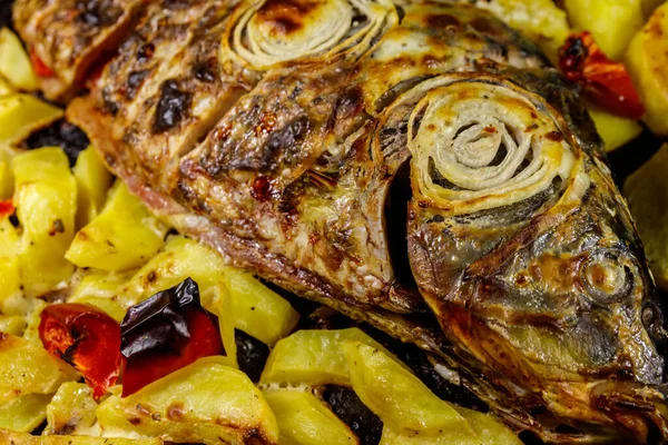 Carpa Forno Con Patate Una Teglia — Foto Stock