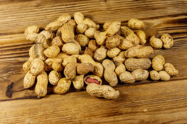 Tahta bir masada fıstık ezmesi.