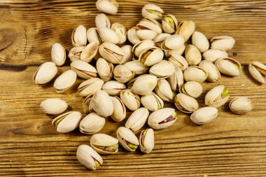 Tahta masada fıstıklı fıstık.