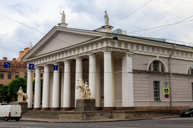 Manege, Rusya 'nın Saint Petersburg kentinde bulunan eski bir İmparatorluk Atlı Muhafızları binicilik salonu. 1804-07 'de inşa edilmiş.