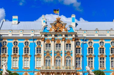 Catherine Palace, Rusya 'nın Saint Petersburg eyaletinin 30 km güneyinde, Tsarskoye Selo (Puşkin) kasabasında yer alan bir Rococo sarayıdır. Rus Çarları 'nın yazlık eviydi.