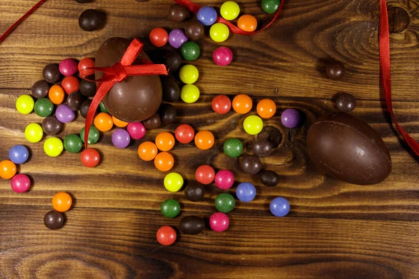 Composição Páscoa Com Ovos Chocolate Fundo Madeira Vista Superior — Fotografia de Stock