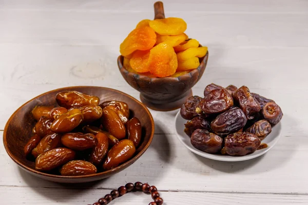 Damascos Secos Tâmaras Fruta Com Rosário Madeira Sobre Mesa Madeira — Fotografia de Stock