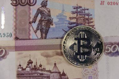 Gümüş Bitcoin üzerinde 500 Rus ruble banknotlar arka plan