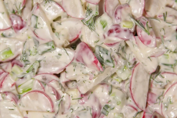 Ensalada Primavera Con Rábano Eneldo Cebolla Verde Crema Agria Cerca —  Fotos de Stock