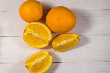 Beyaz ahşap masada taze portakallar. Üst görünüm