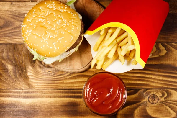 Heerlijke Grote Hamburger Met Frietjes Ketchup Houten Tafel Top View — Stockfoto