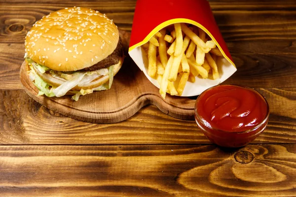 Heerlijke Grote Hamburger Met Frietjes Ketchup Houten Tafel — Stockfoto