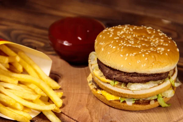 Delicioso Hambúrguer Grande Com Batatas Fritas Ketchup Mesa Madeira — Fotografia de Stock